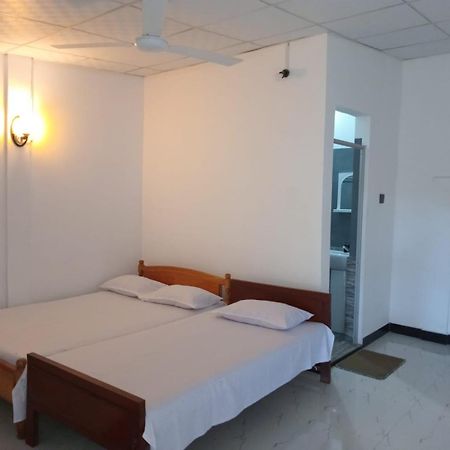Amila Guest Hotel Trincomalee Buitenkant foto