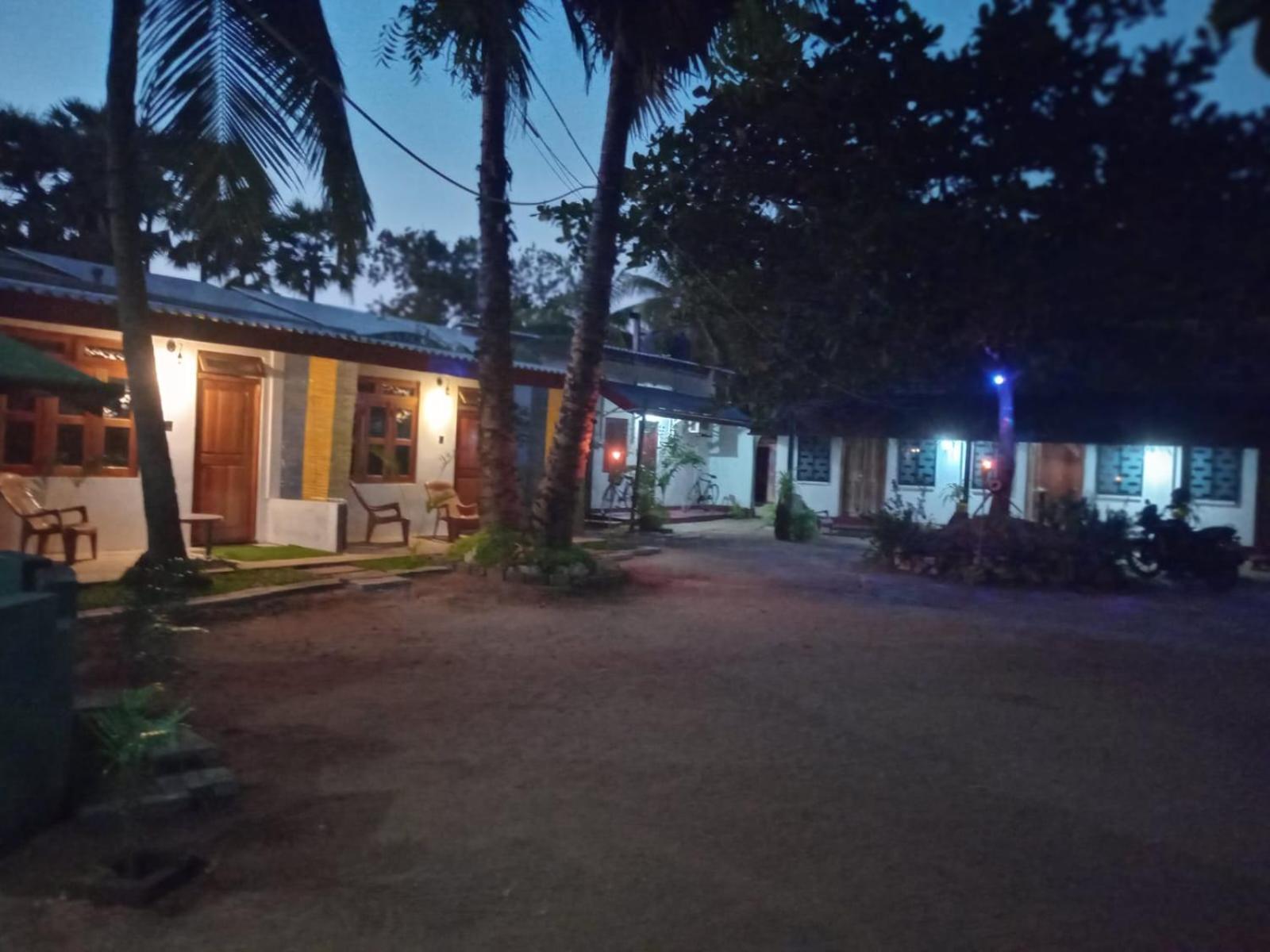 Amila Guest Hotel Trincomalee Buitenkant foto