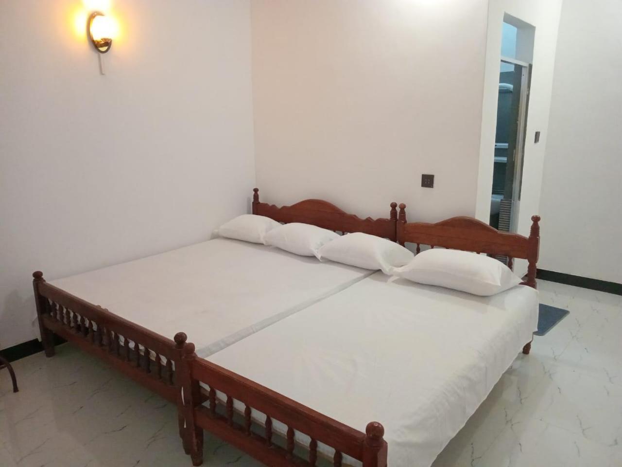 Amila Guest Hotel Trincomalee Buitenkant foto