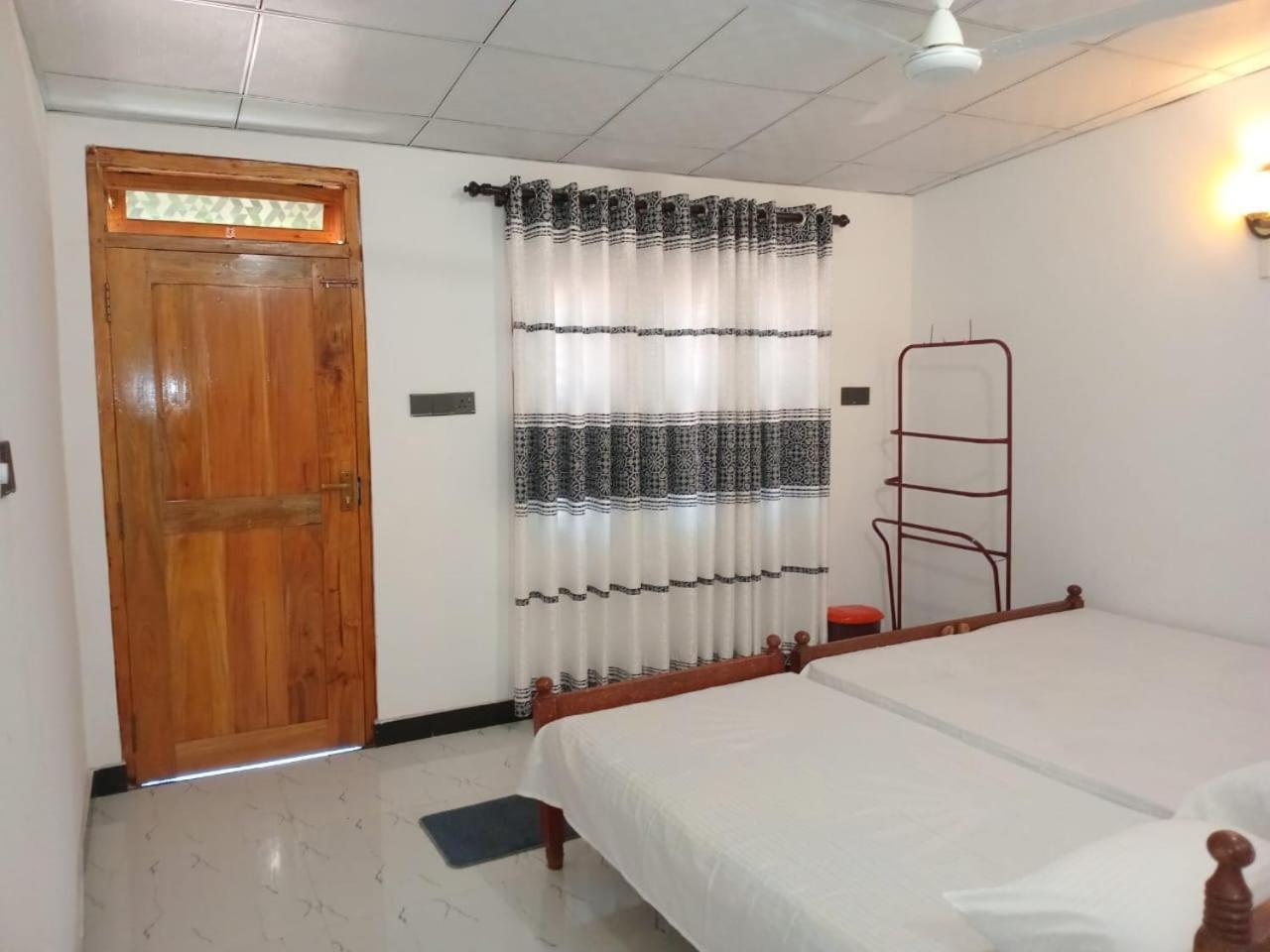 Amila Guest Hotel Trincomalee Buitenkant foto