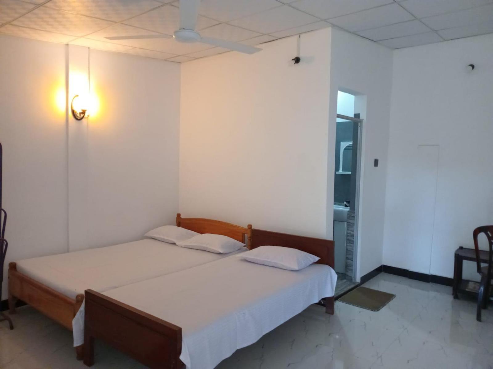Amila Guest Hotel Trincomalee Buitenkant foto