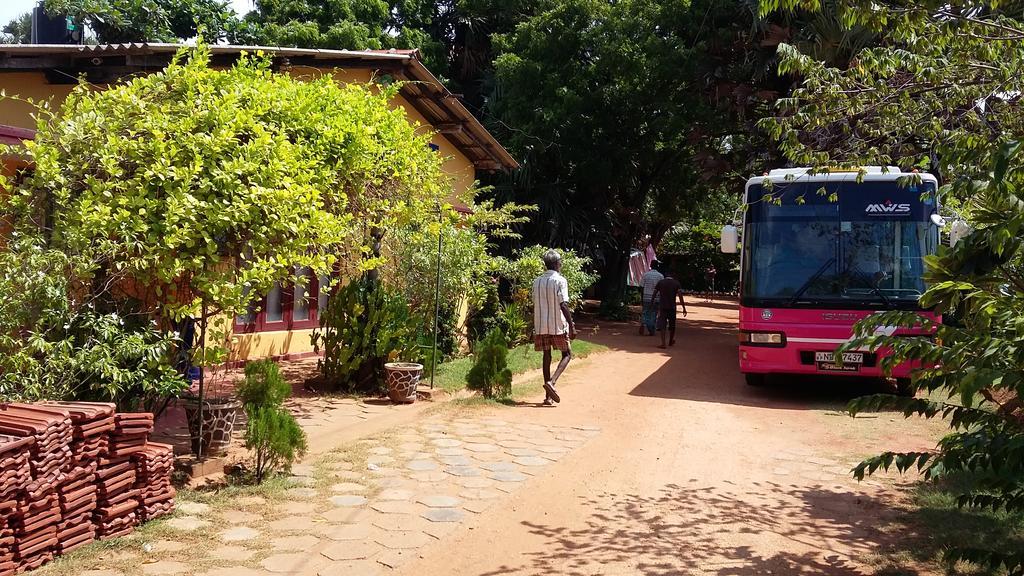 Amila Guest Hotel Trincomalee Buitenkant foto