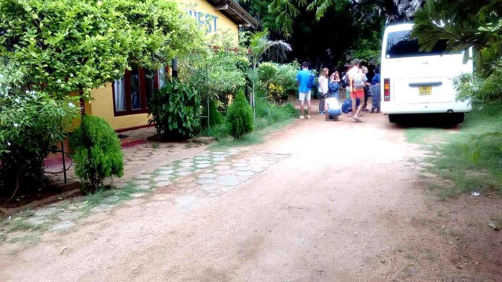 Amila Guest Hotel Trincomalee Buitenkant foto